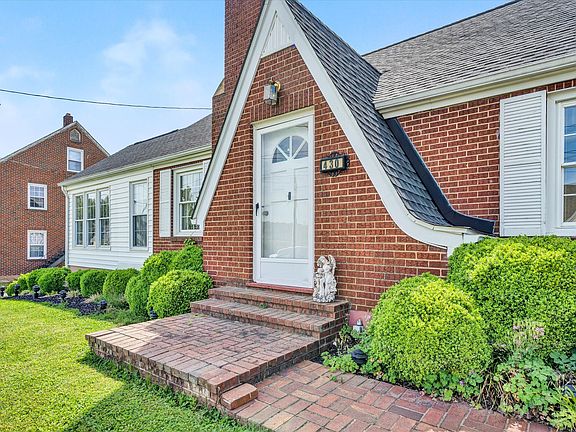 4th image of 430 Pell Ave
