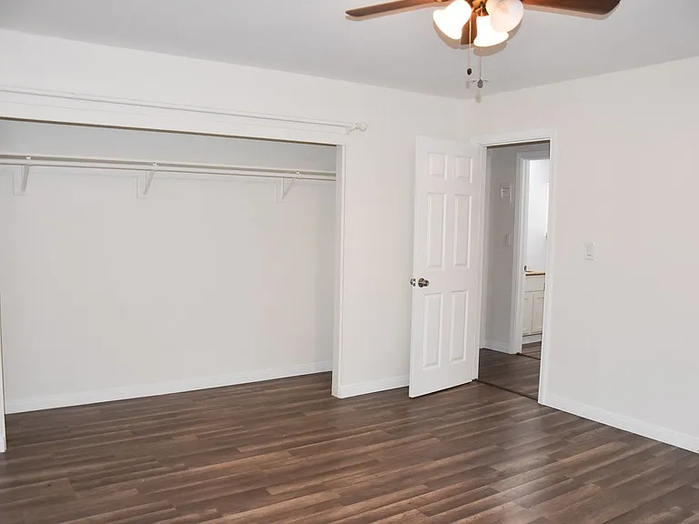 411 Kroeger St — Photo 16