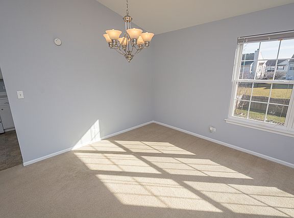 4th image of 421 Gloria Ln