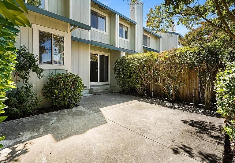 7 Meridian Cir — Photo 28