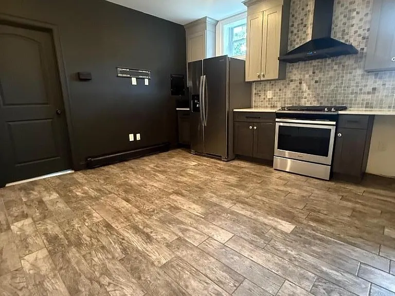 405 E 3rd Ave — Photo 4