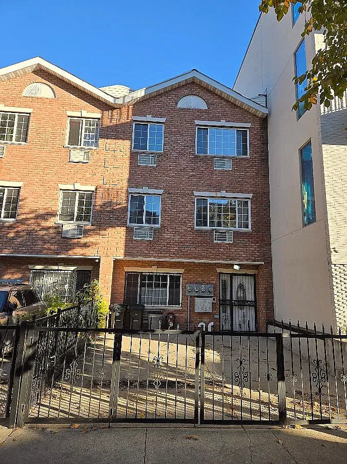 327 Fenimore St — Photo 2
