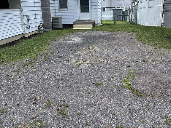3rd image of 423 Andover St
