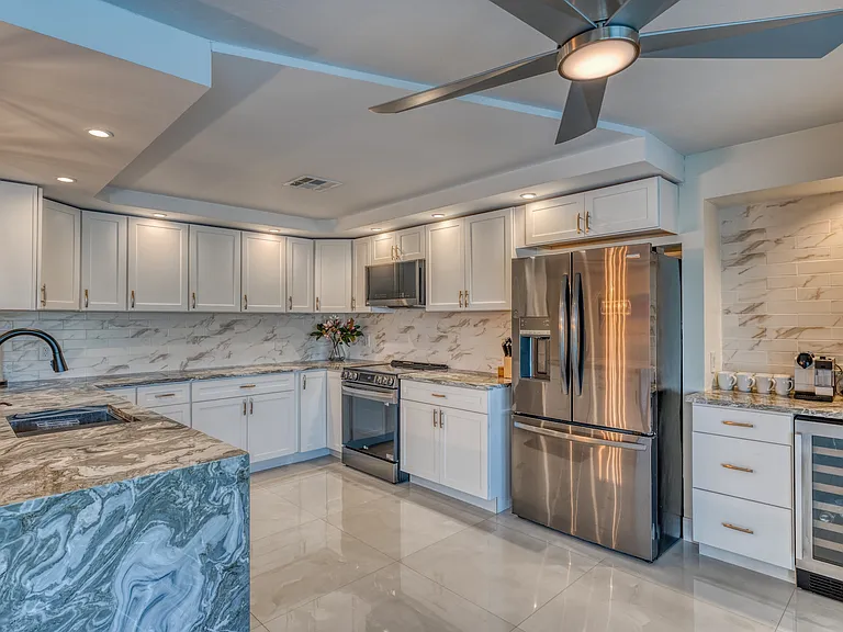 SE 1st Pl — Photo 11