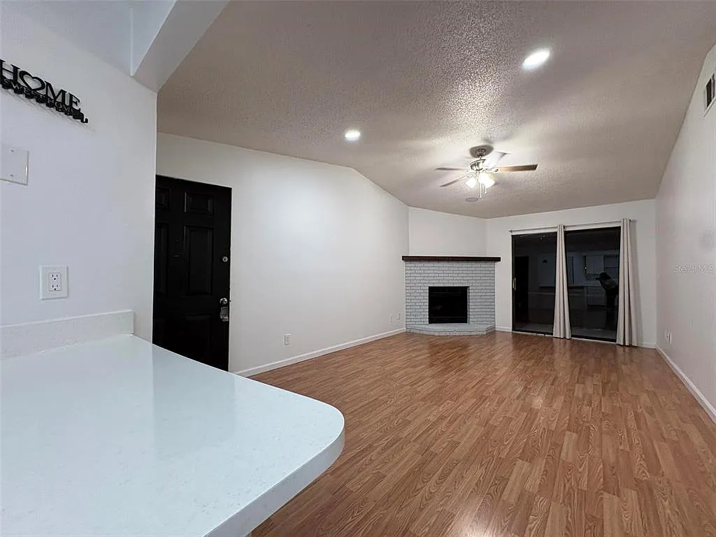 2 bed, 2.0 bath, 938 sqft, $1,550 — Photo 2