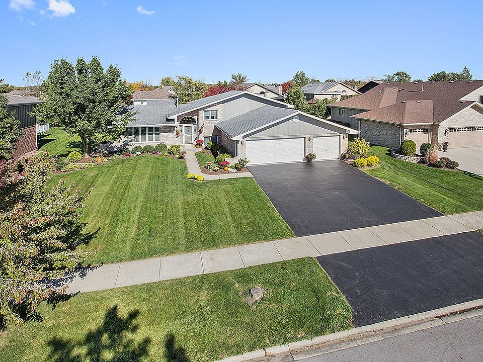 Welcome to 1318 Foxford Lane Lockport IL.