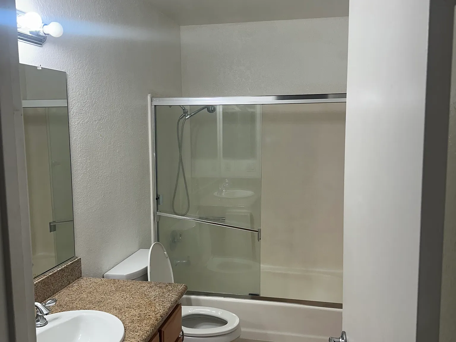 2 bed, 816 sqft, $2,050 — Photo 2