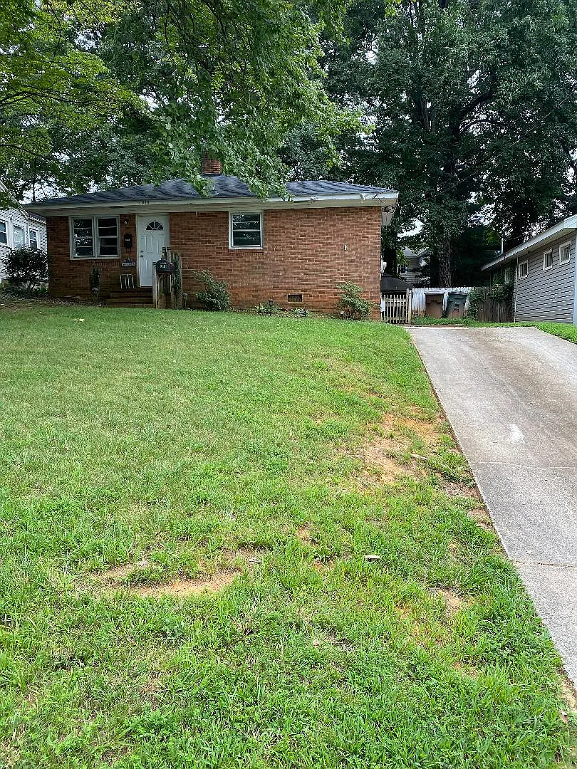 3 bed, 945 sqft, $1,695 — Photo 1