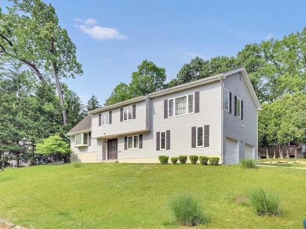 621 Woodland Ave, Northvale, NJ 07647