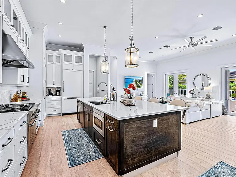 2500 Estates Dr — Photo 2