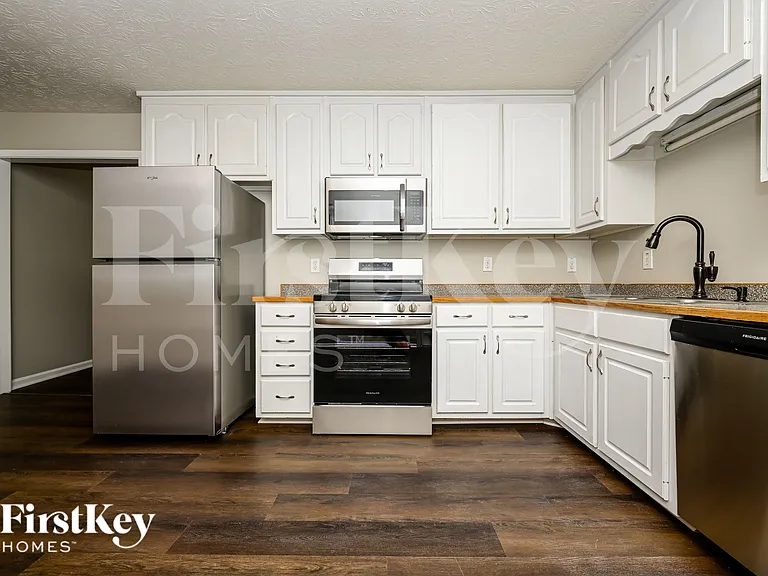 724 Westbury Dr — Photo 5