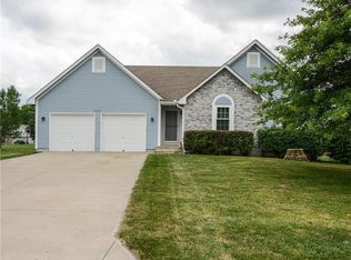 15605 Iron Creek Dr, Basehor, KS 66007