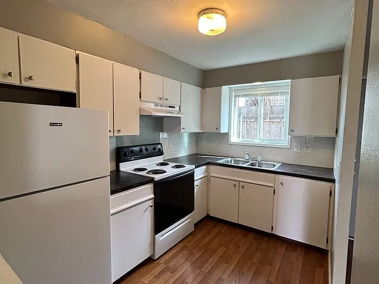 312-326 W Collins St — Photo 15