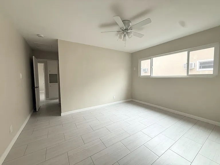 4224 1/2 N La Rica Ave — Photo 9