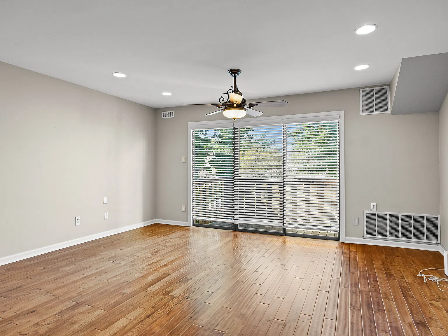 2 bed, 934 sqft, $2,300 — Photo 3