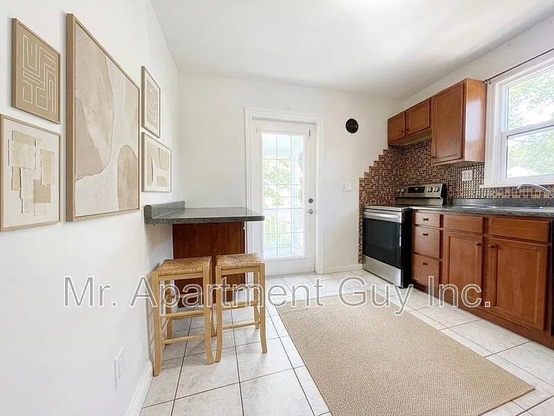 3 bed, 1.0 bath, $2,395 — Photo 3