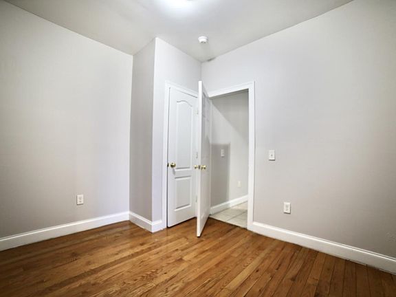 4th image of 384 Baldwin Ave #1D