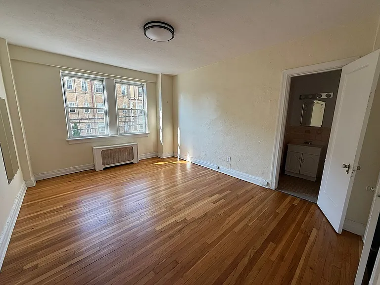 New King Edward Apartments — Photo 303