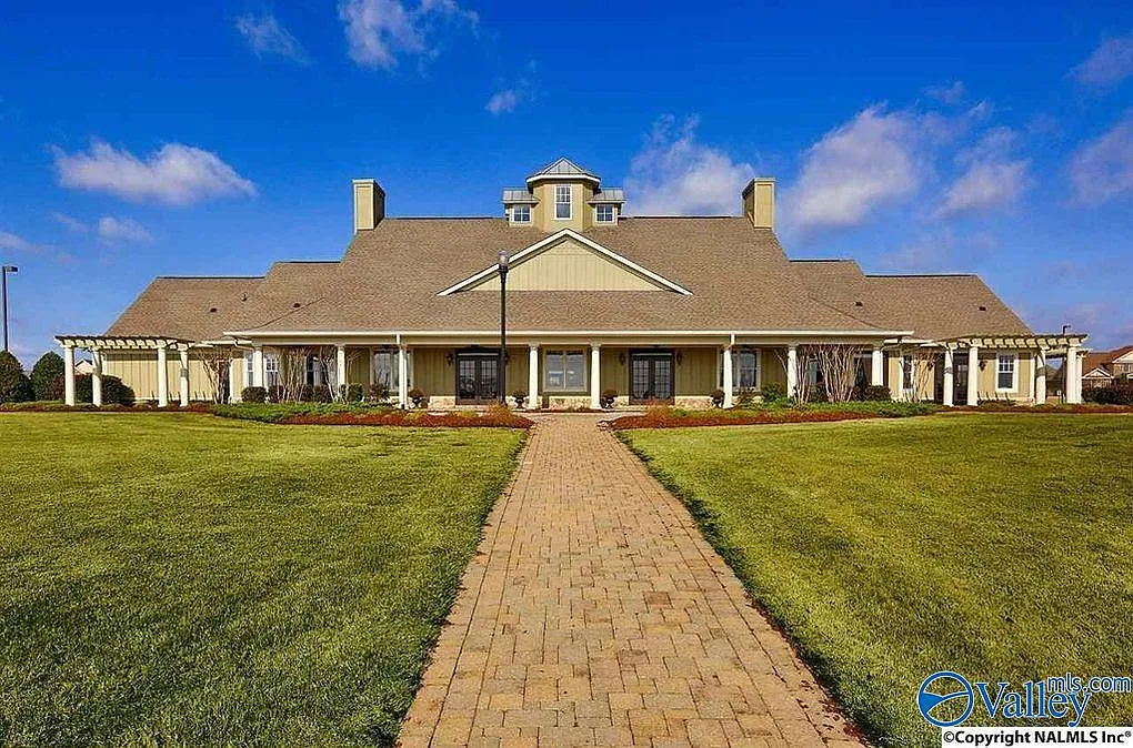 4 bed, 2.5 bath, 2395 sqft, $2,350 — Photo 4