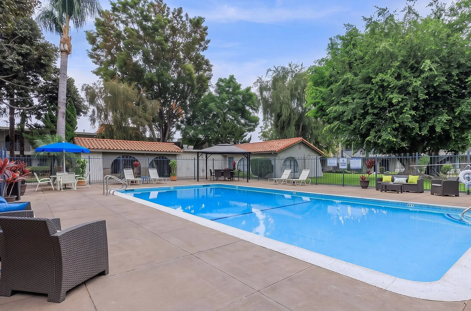 Vio Cerritos — Photo 1