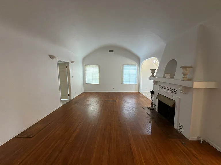 122 E Linda Vista Ave — Photo 2