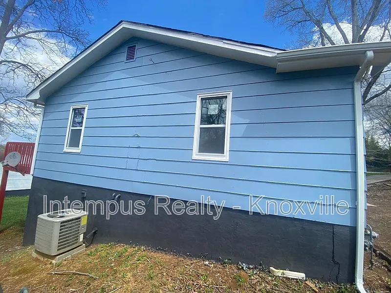 3 bed, 2.0 bath, 1044 sqft, $1,700 — Photo 4