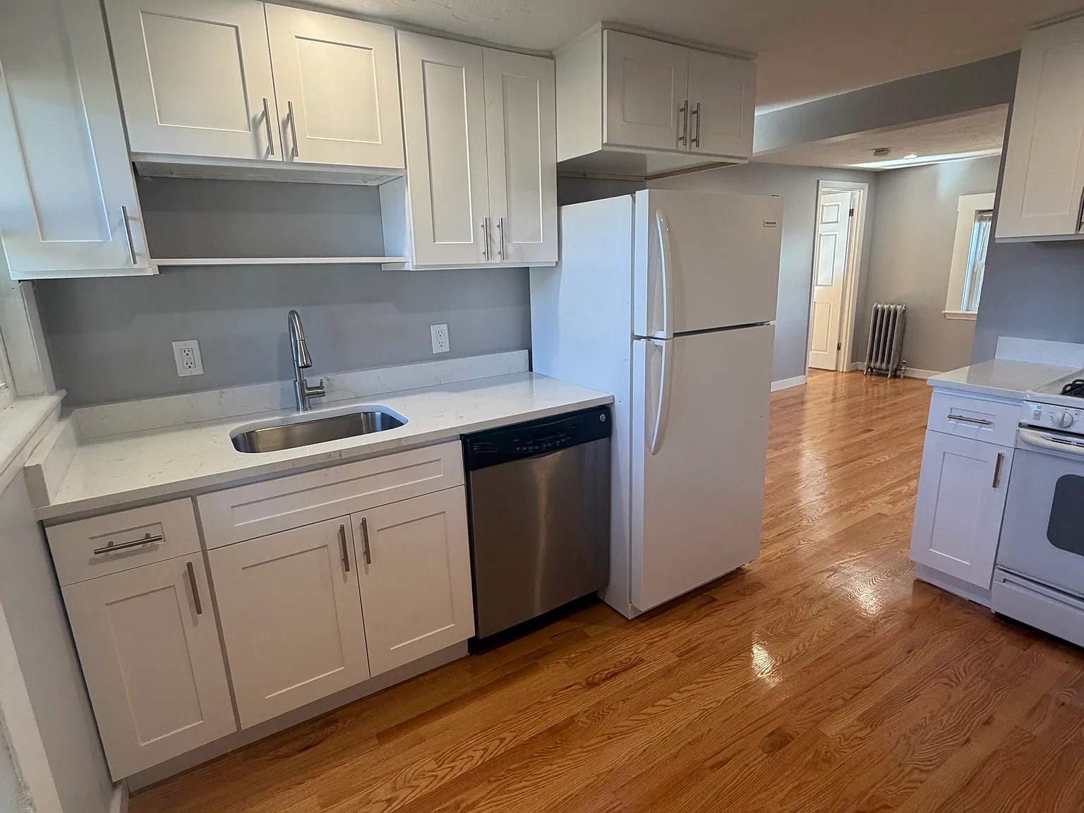 2 bed, 650 sqft, $2,100 — Photo 2