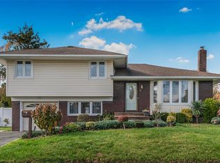 2 Deerpath Ln, Syosset, NY 11791