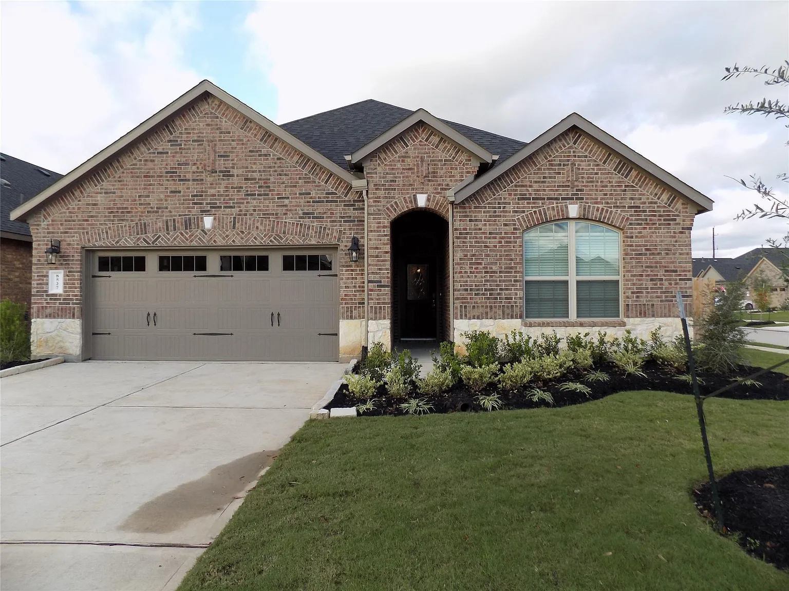 4 bed, 3.0 bath, 2256 sqft, $2,300 — Photo 1