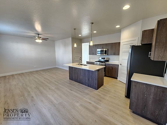 4th image of 653 E Elmbrook Dr