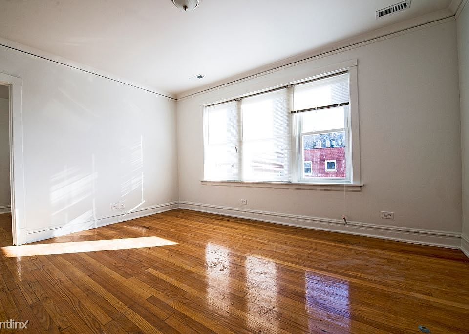 2100 N Kildare Apartments Chicago Bedroom_3