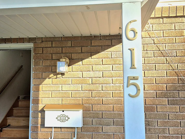 615 Crestview Ave — Photo 2