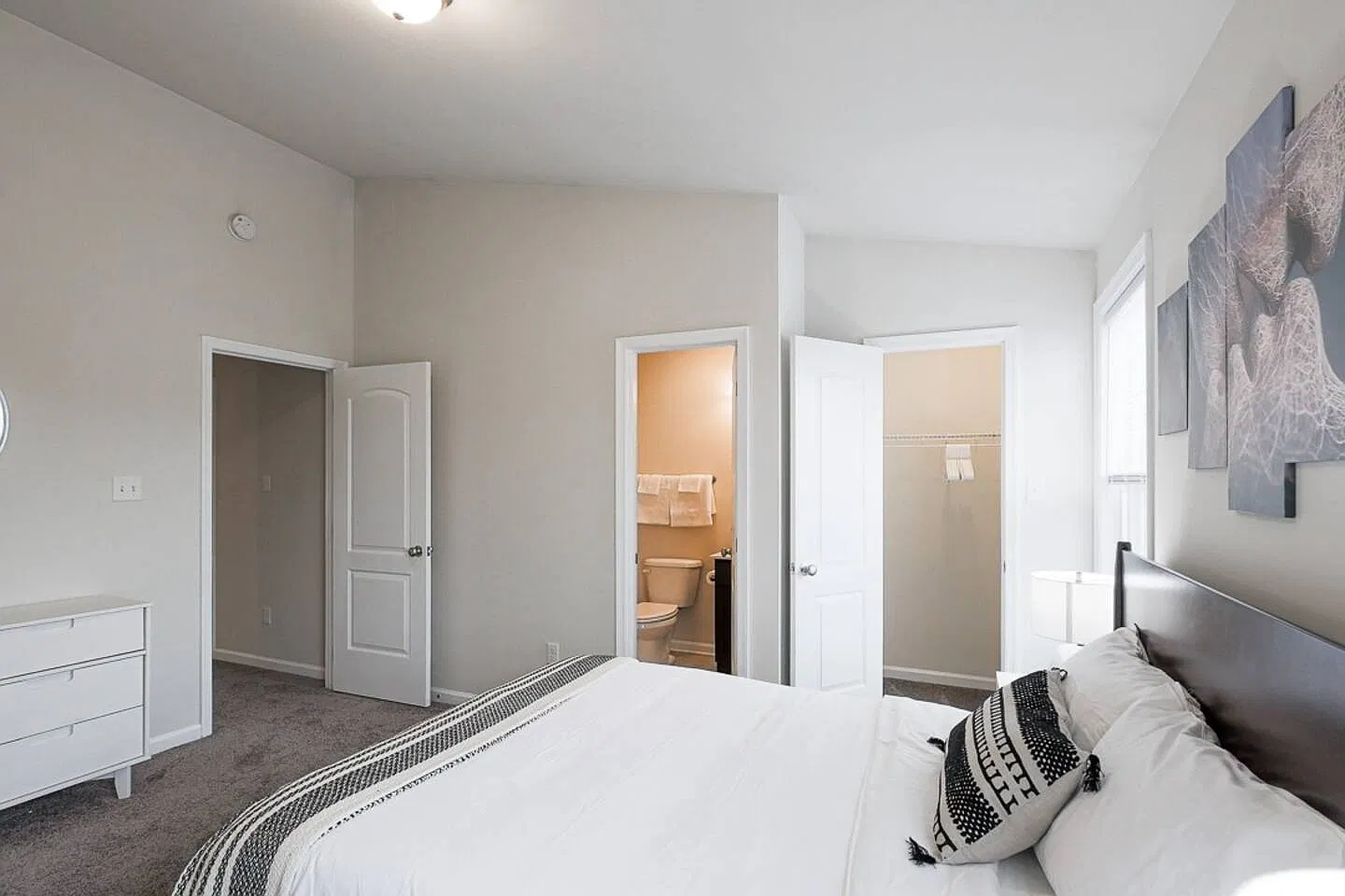 3 bed, 2.5 bath, 1320 sqft, $2,300 — Photo 2