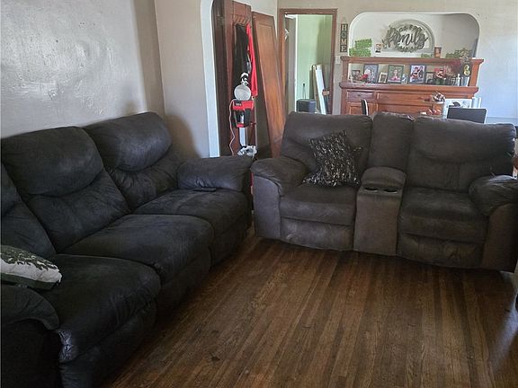 3rd image of 759 E 84th Pl