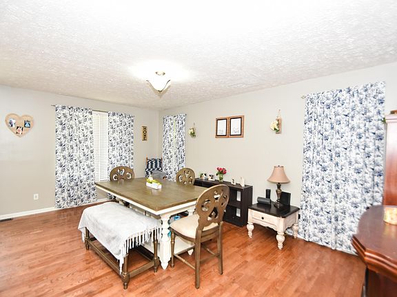 5th image of 384 Kings Trace Dr