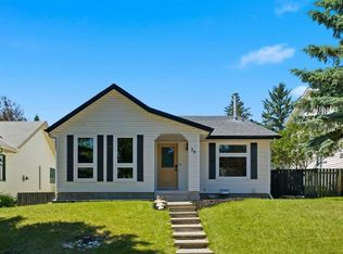 39 E Woodglen Way SW, Calgary, AB T2W4W8