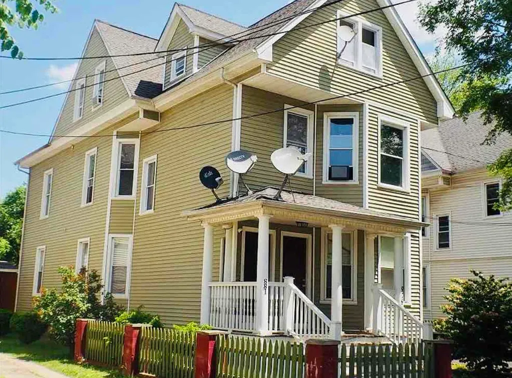 879 Elm St — Photo 1