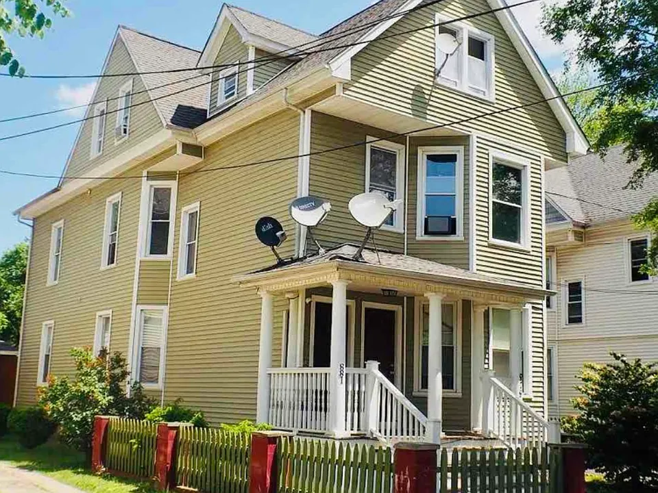 879 Elm St