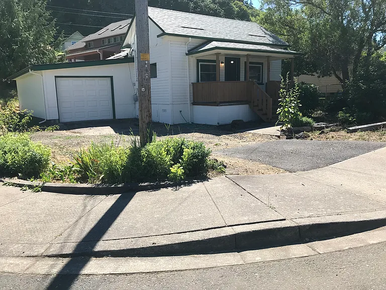 1104 W B St — Photo 21