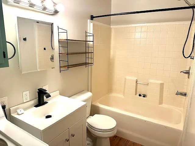 910 E Market St — Photo 4