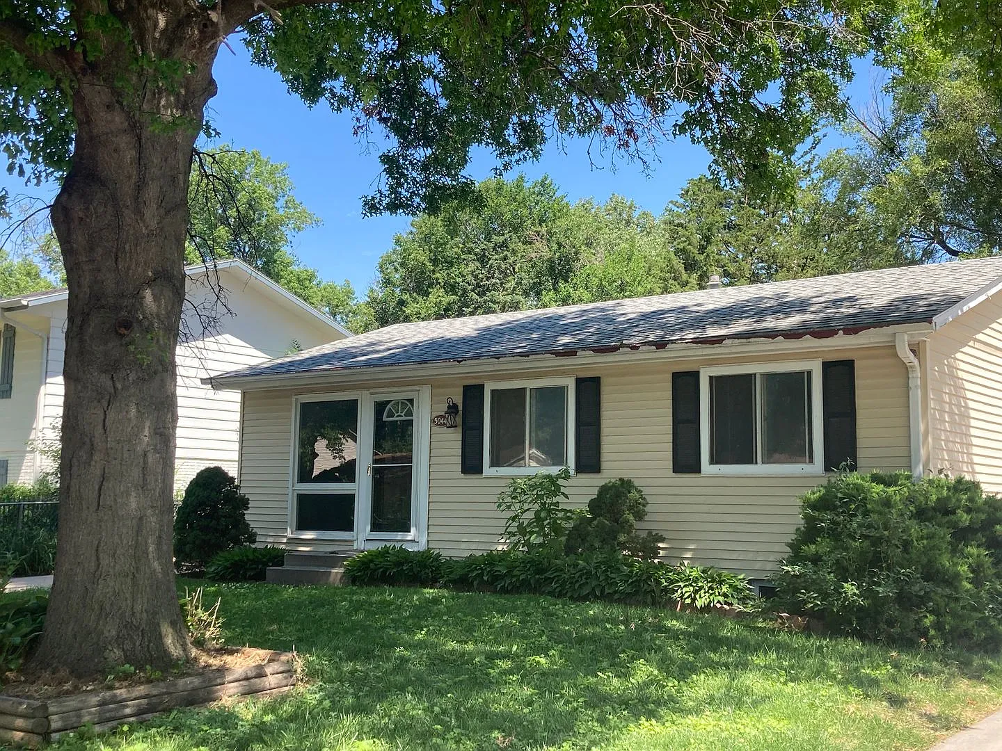 5044 Martin 4bed/2bath — Photo 2