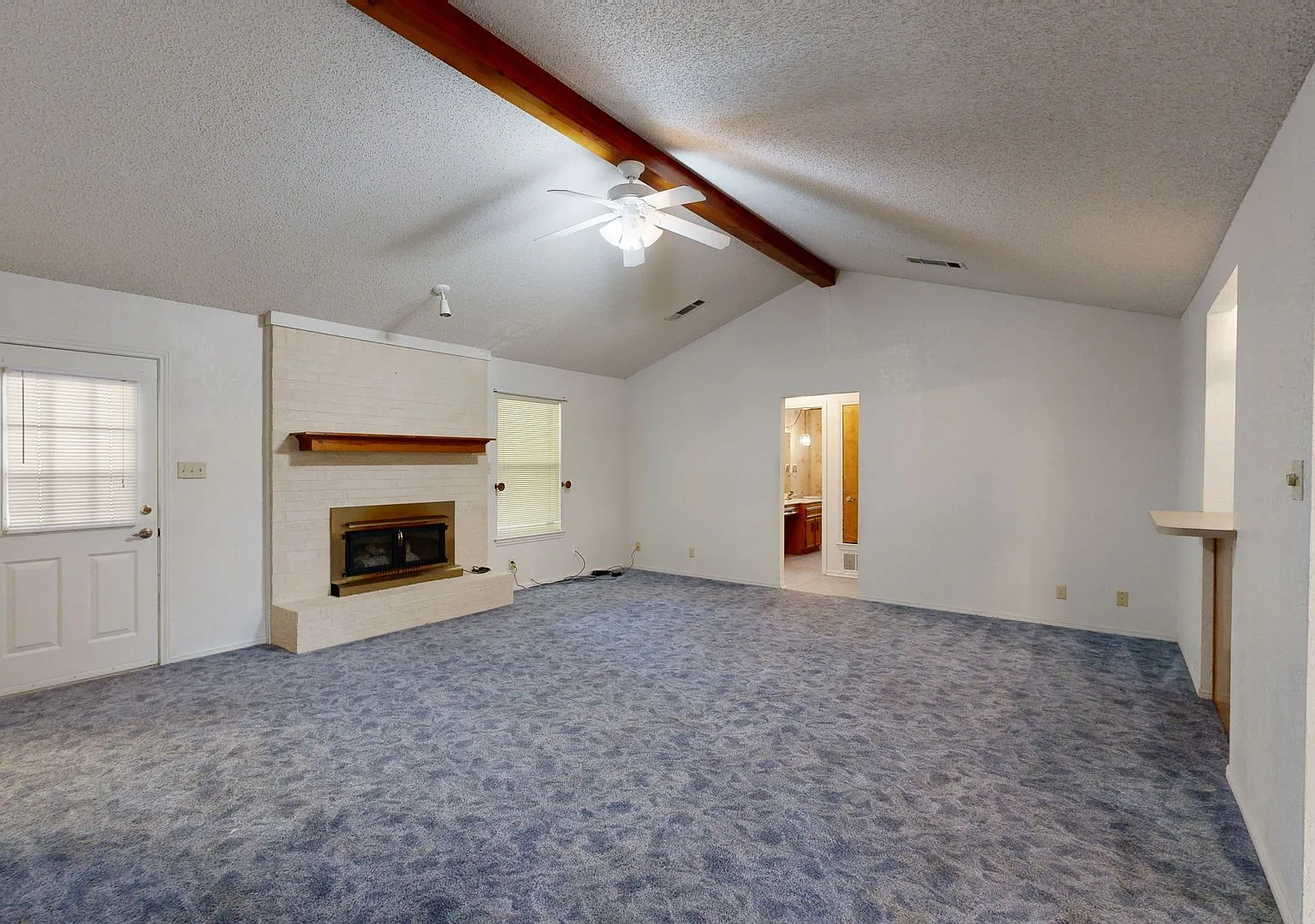 2 Weeks Free + $1,595 For A 3 Bedroom Vintage Charmer In Harker Heights! — Photo 4