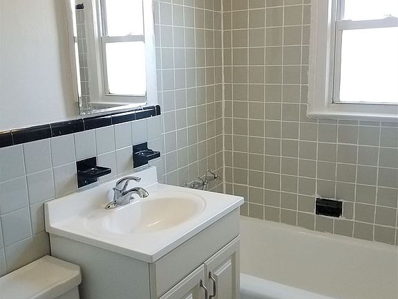 4th image of 219 North Broadway