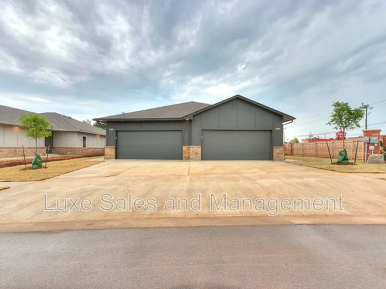 8016 NW 110th Dr — Photo 1