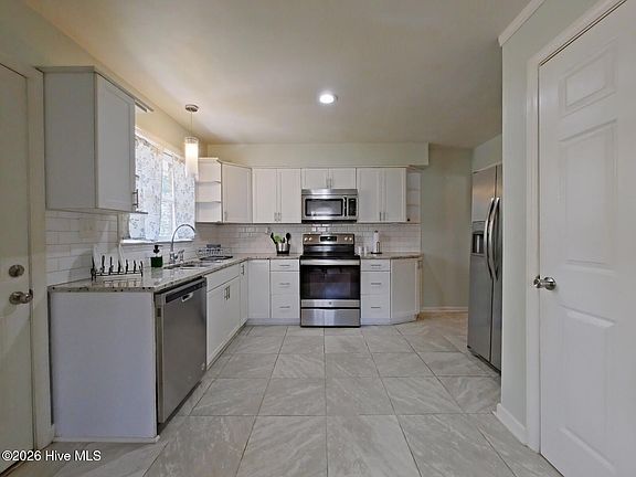 5th image of 803 W Woodlawn Avenue