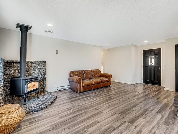 5th image of 20863 Greenmont Dr
