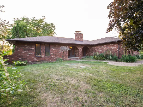 7666 Bishop Rd, Brighton, MI 48116