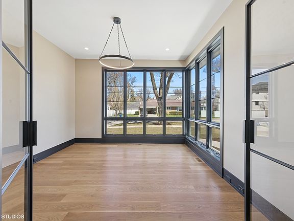 5th image of 448 W Elm Park Ave