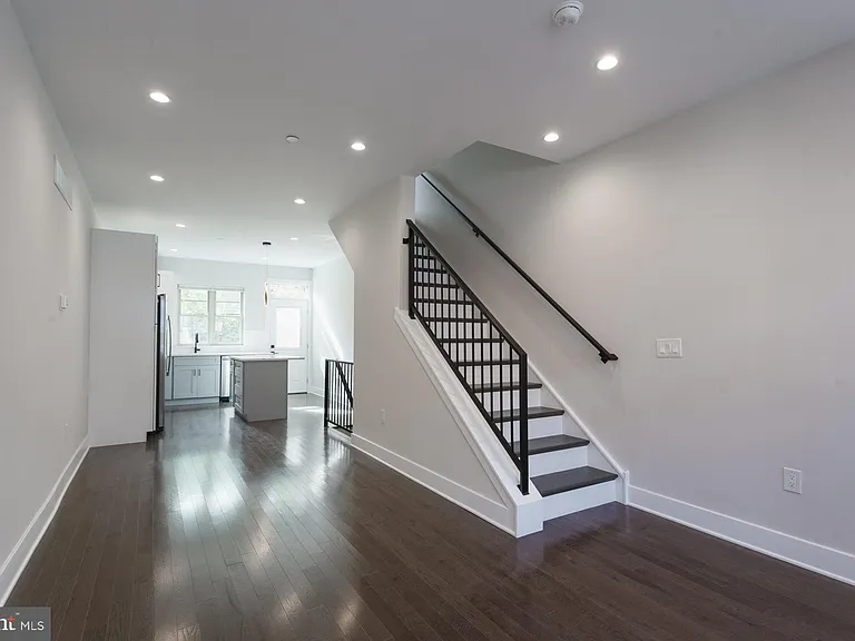 2722 Latona St — Photo 2