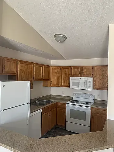 Crown Pointe Apartments — Photo 10